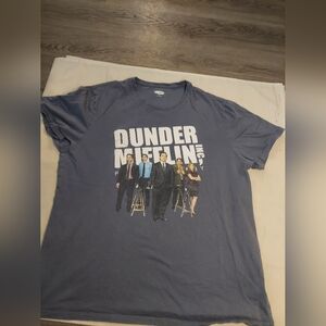 This is an Old Navy unisex T-shirt in size XL. Pre-owned.